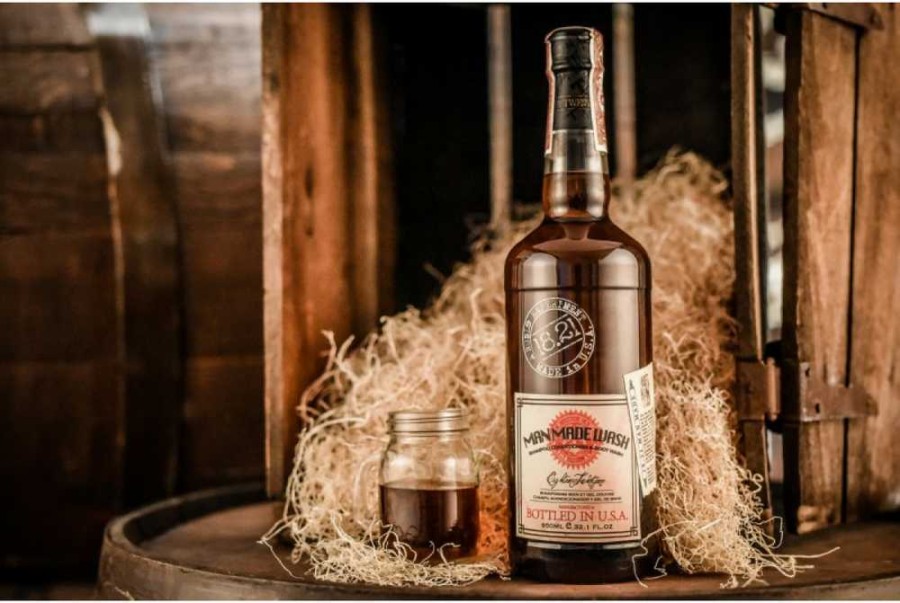 Man Made Wash Sweet Tobacco 18.21 daugiafunkcė priemonė vyrams 3 in 1: stiprinamasis šampūnas, kondicionierius ir kūno prausiklis viename 946ml