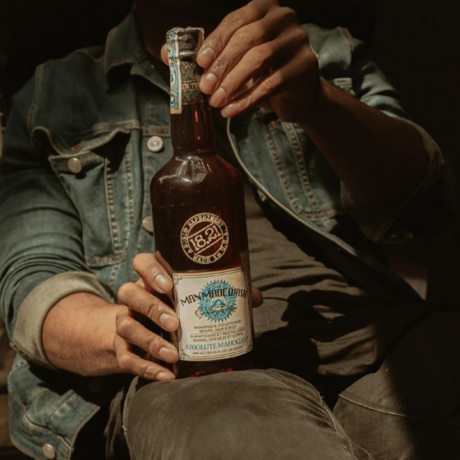 Man Made Wash Absolute Mahogany 18.21 daugiafunkcė priemonė vyrams 3 in 1: stiprinamasis šampūnas, kondicionierius ir kūno prausiklis viename 946ml Man Made Wash Absolute Mahogany 18.21 daugiafunkcė priemonė vyrams 3 in 1: stiprinamasis šampūnas, kondicionierius ir kūno prausiklis viename 946ml