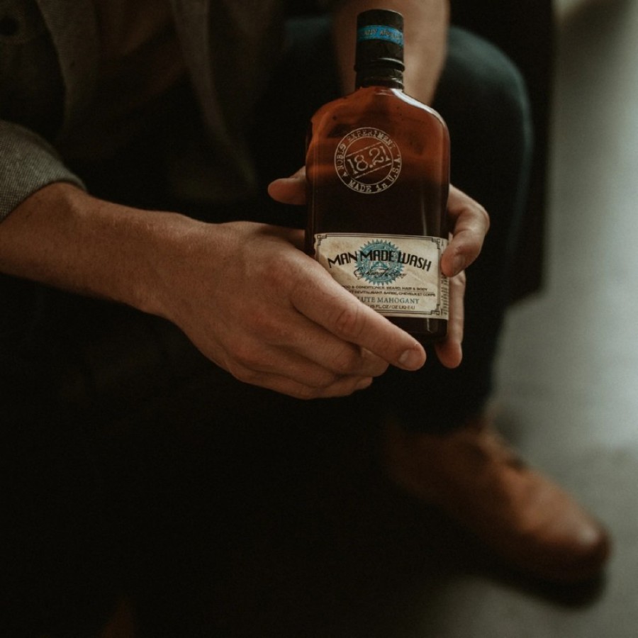 Man Made Wash Absolute Mahogany 18.21 daugiafunkcė priemonė vyrams 3 in 1: stiprinamasis šampūnas, kondicionierius ir kūno prausiklis viename 946ml Man Made Wash Absolute Mahogany 18.21 daugiafunkcė priemonė vyrams 3 in 1: stiprinamasis šampūnas, kondicionierius ir kūno prausiklis viename 946ml